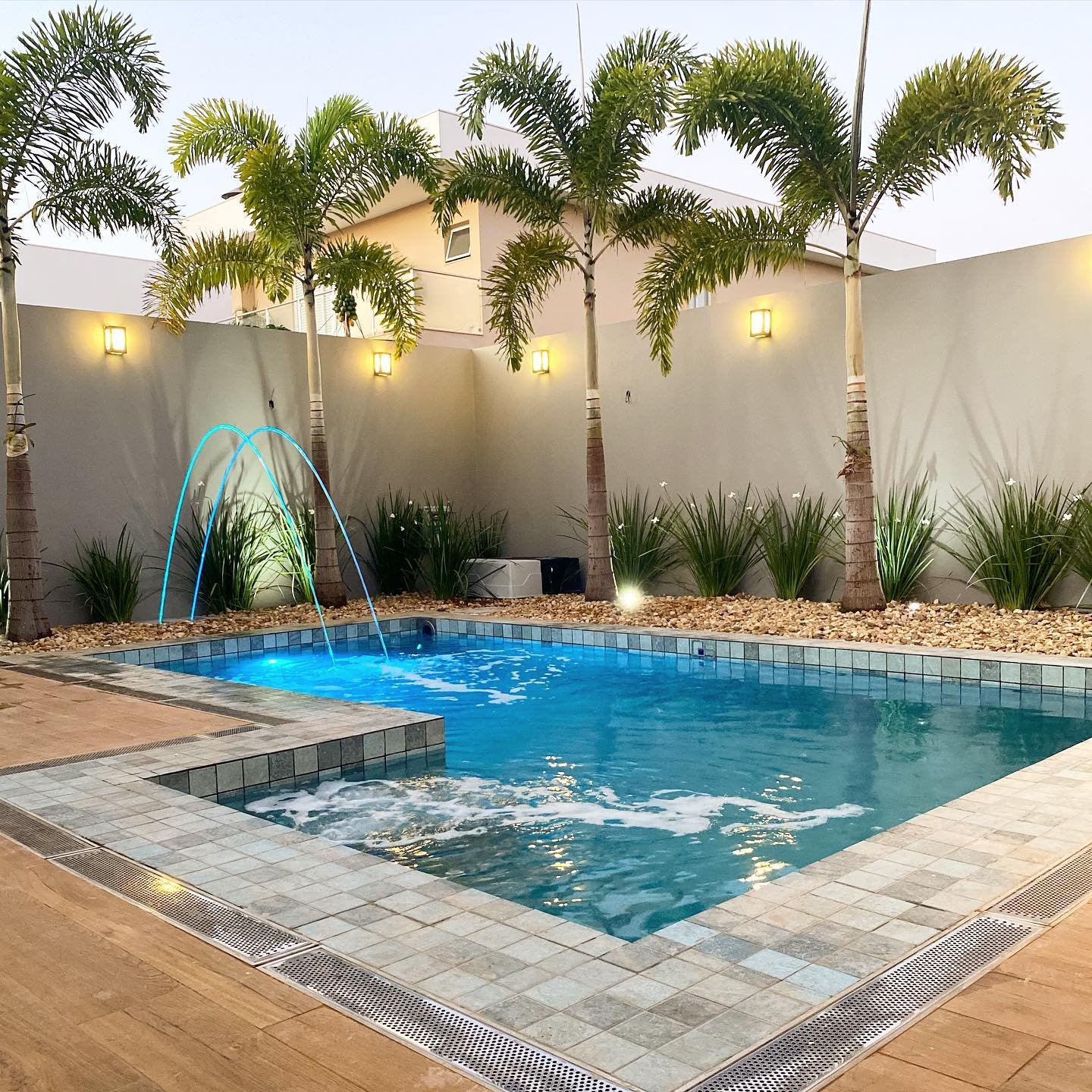 Influencer viraliza com praia em casa, veja como construir uma no seu lar