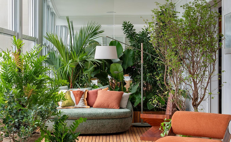 Casa imersa na floresta: refúgio em Paraty é puro equilíbrio com a natureza